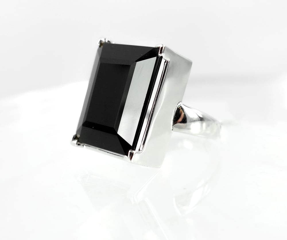 Image of White gold and Onyx ring