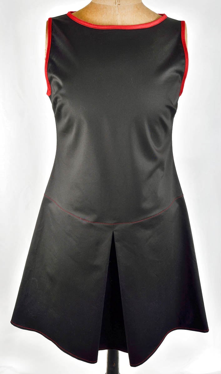 Image of Petite robe noire/Biais rouge