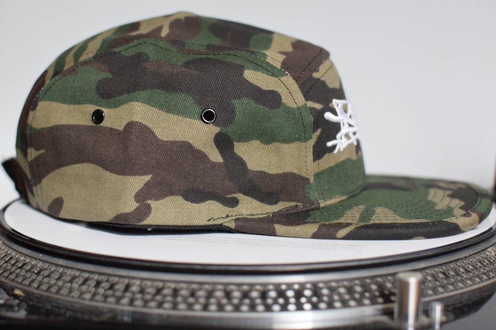 Image of DRUM & BASS "JUNGLIST" 5 PANEL HAT - CAMO