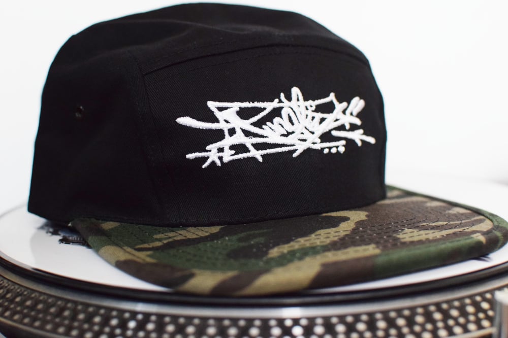 Image of DRUM & BASS "JUNGLIST" 5 PANEL HAT - BLACK/CAMO BILL