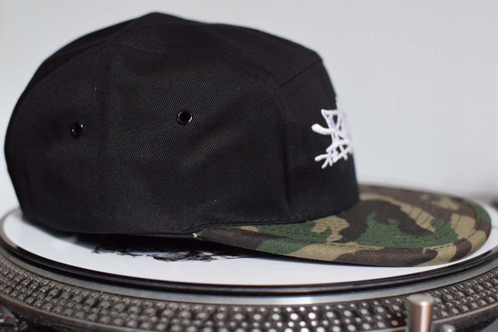 Image of DRUM & BASS "JUNGLIST" 5 PANEL HAT - BLACK/CAMO BILL