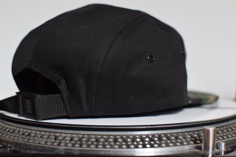 Image of DRUM & BASS "JUNGLIST" 5 PANEL HAT - BLACK/CAMO BILL