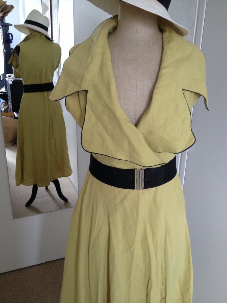 Image of Robe portefeuille avec grand col tailleur