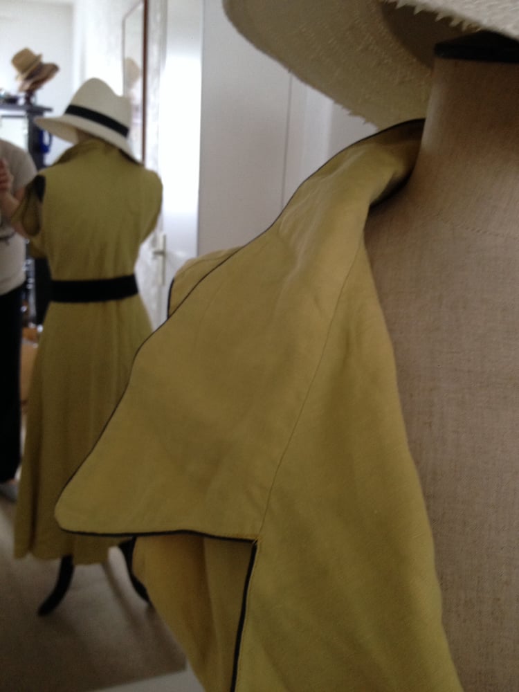 Image of Robe portefeuille avec grand col tailleur