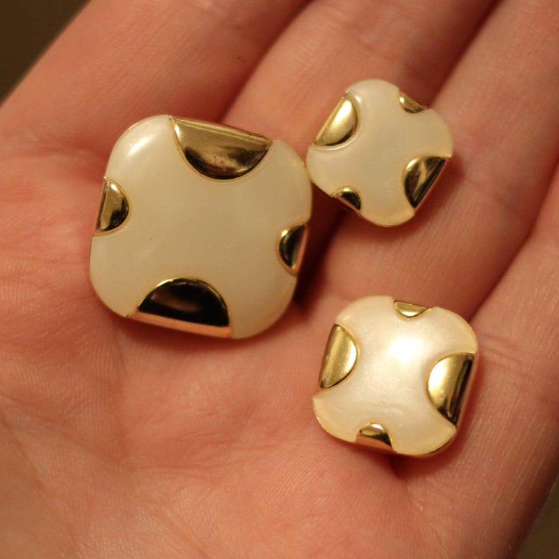 Image of Gold & Pearl Square Plugs (sizes 2g-3/4)