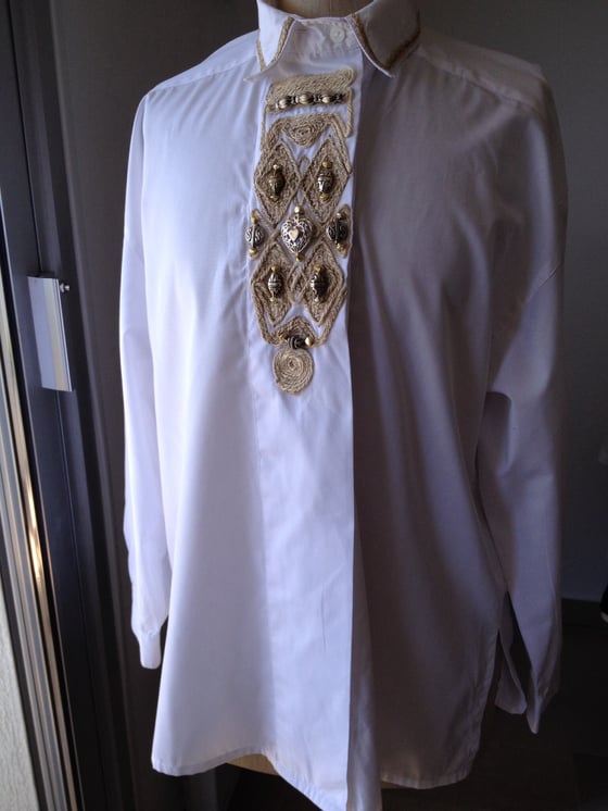 Image of CHEMISE BLANCHE À PLASTRON BRODE