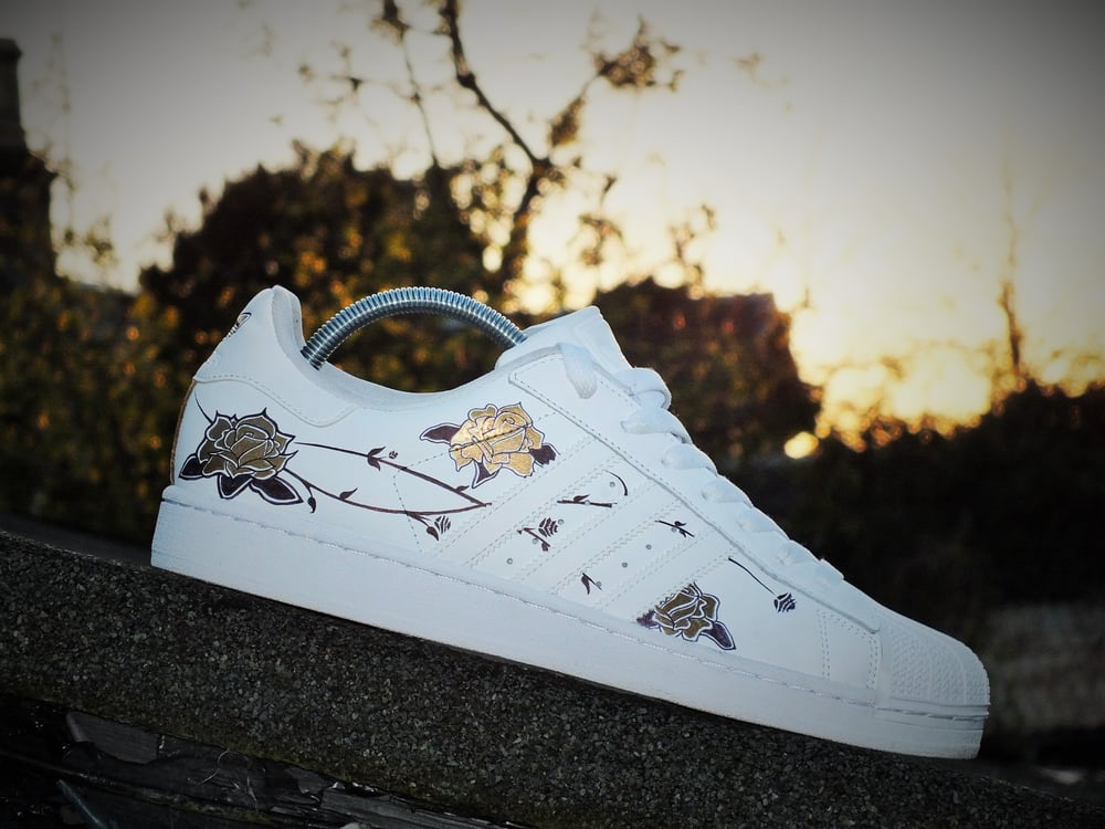 Adidas superstar black white rose floral hotsell