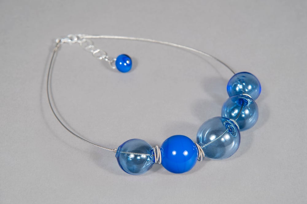 Image of collana BUBBLES in perle soffiate di vetro trasparente e coprente di Murano