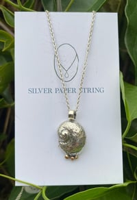 Image 1 of Stg sil & 9ct gold cast shell pendant 