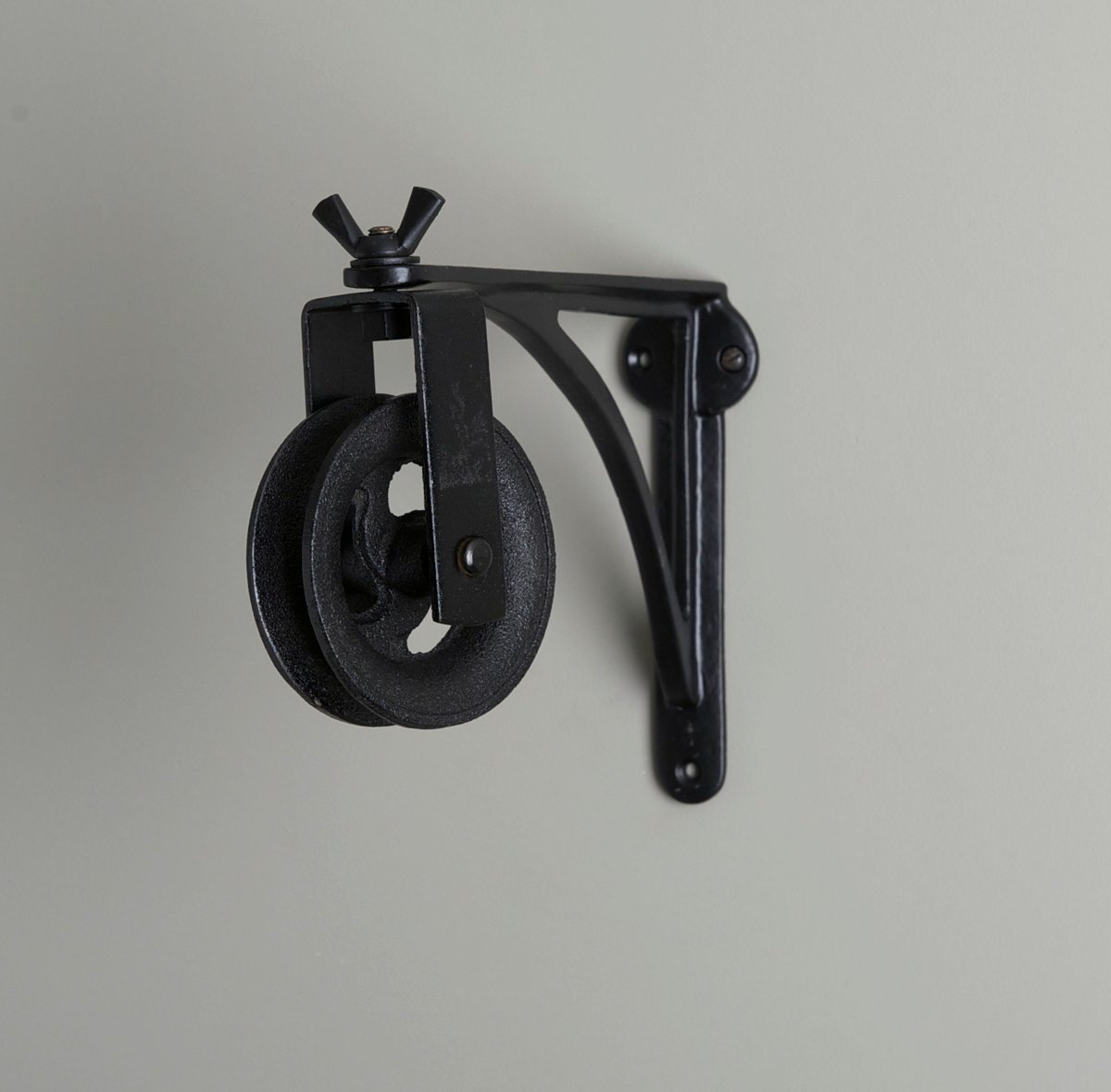 Black Cast Iron Wall Bracket, Pulley and cleat / Hütte