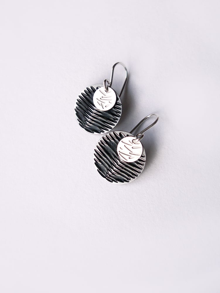 Image of MOON DOT EARRING: FROND POLLEN BLACK (ST. STEEL/ST.STEEL)