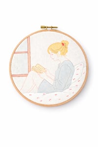 Image 1 of Bordado artesanal · Mujer leyendo junto a la ventana