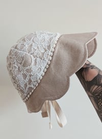 Image 1 of Vintage linen and lace scalloped sun bonnet/hat