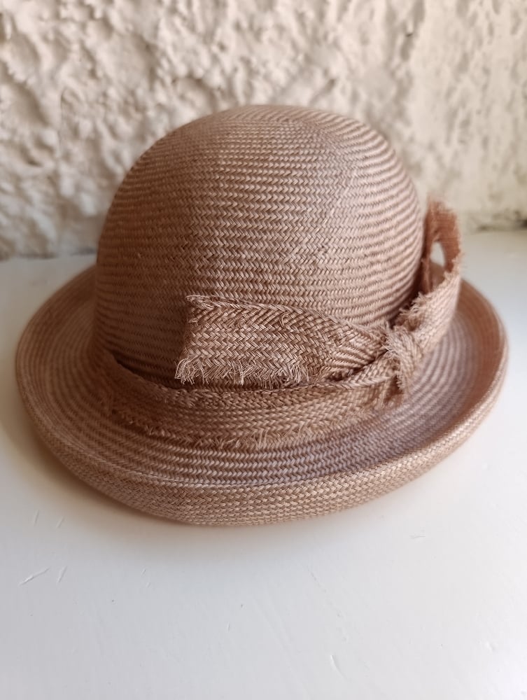 Image of Bombetta estiva in sisal champagne con fiocco sfrangiato 