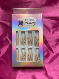 Nails - Medium (White/Gold Design)