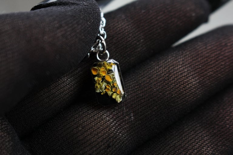 dead good tiny lichen pendant Image 4