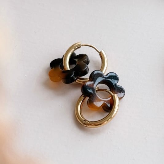 JEANNETTE  | Créoles mini en acier inoxydable doré & petite fleur en acétate