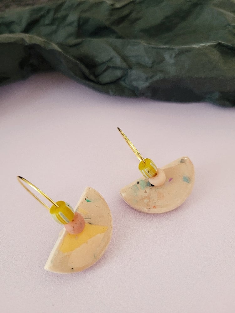 Image of Boucle d'oreilles demie lune terrazzo pastel rose jaune