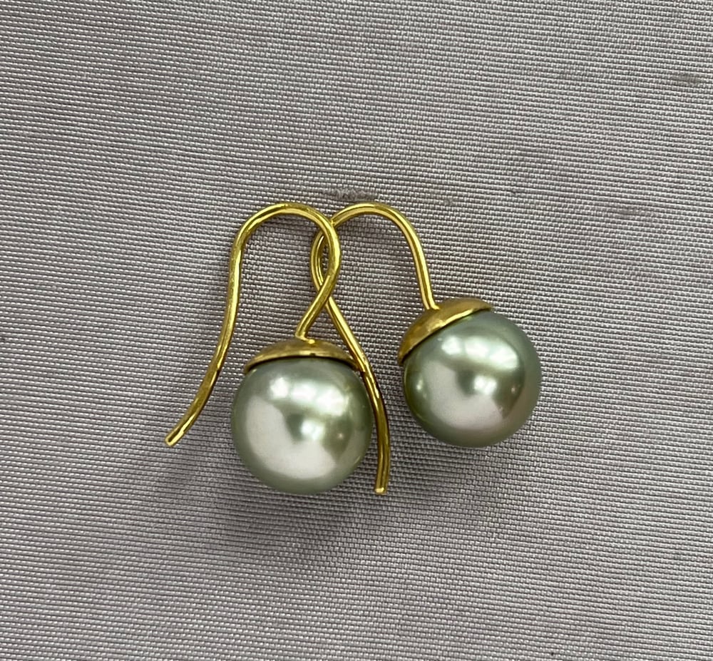 Image of Hammered Dome Silver Rose Tahitian Pearl 22k Earrings