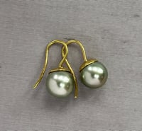 Image 3 of Hammered Dome Silver Rose Tahitian Pearl 22k Earrings