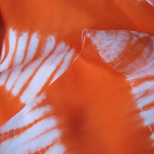 Image of Rød og hvid shibori stribet kimono af ny silke