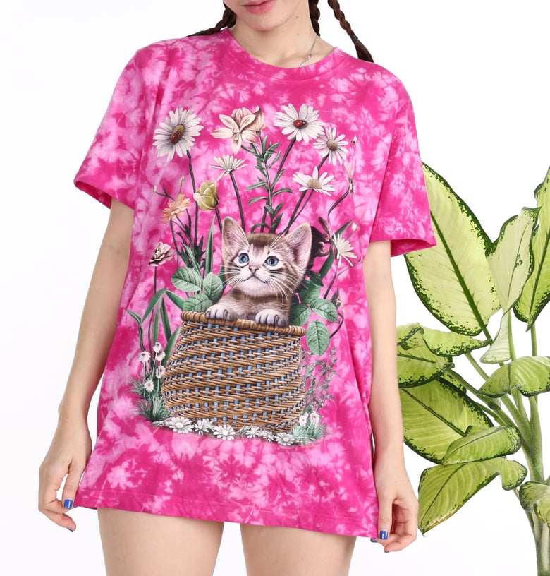 Image of kitty In the Basket Tee in Pink Tie Dyed