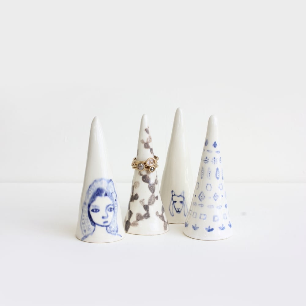 Image of Scarf girl earthenware ring cone