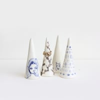 Image 2 of Scarf girl earthenware ring cone