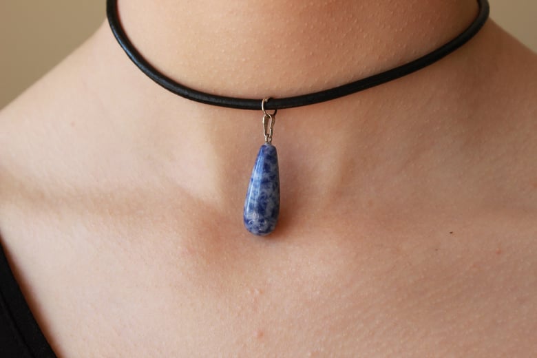Image of Mottled Blue Teardrop Choker