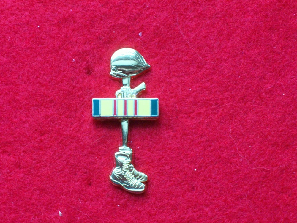 Image of BATTLRFIELD CROSS PIN/VIETNAM SERVICE RIBBON