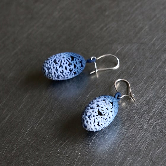 Image of 3D printed earrings Delft Blue 