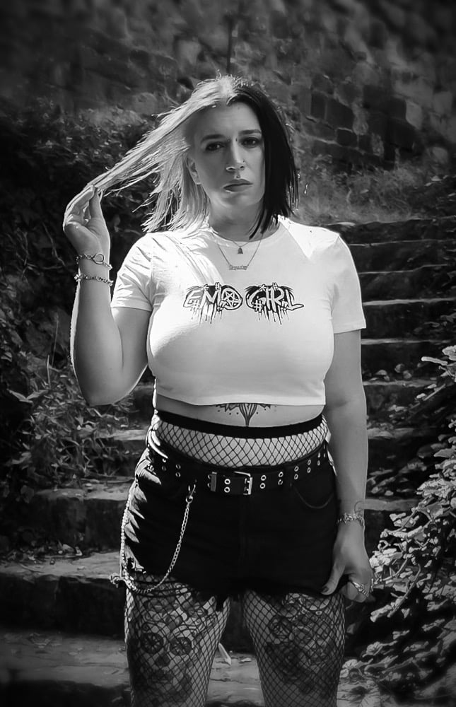 Image of EMO GIRL CROP WHITE