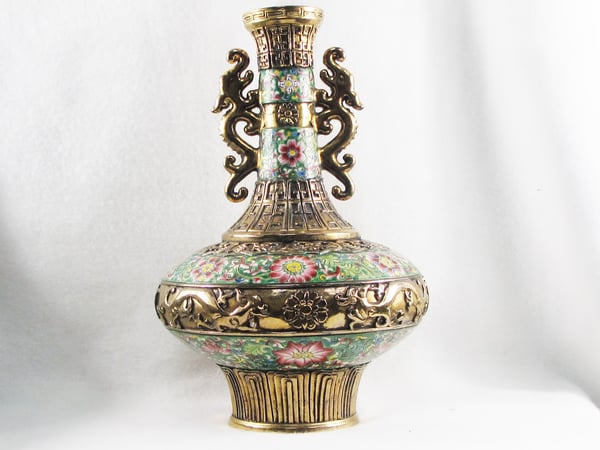 Image of LARGE CHINESE PORCELAIN VASE WITH GILDING & QIANLONG PERIOD DESIGN