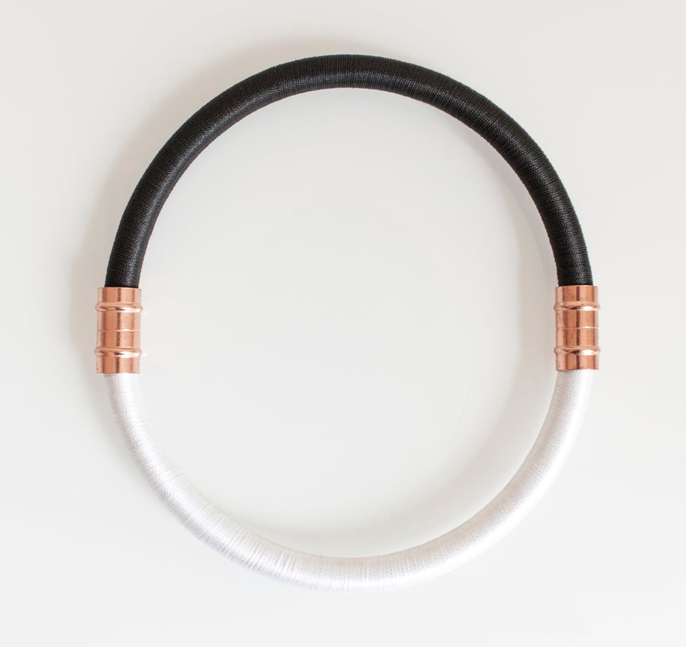 Image of WRAPPED NECKLACE 01 BLACK/WHITE