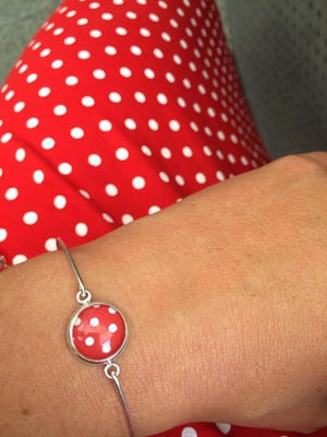 Image of Bracelet fin illustration à pois rouge blanc, laiton argenté