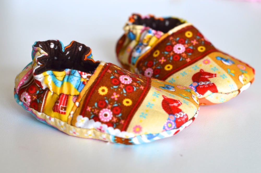 Reversible Baby Crib Shoes Sewing Pattern / livingdiystyle
