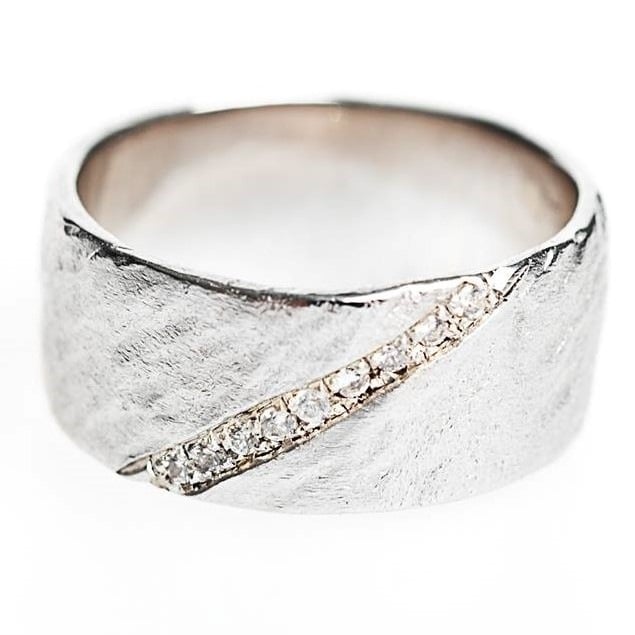 Trouwring zilver, schuin gehamerd met 9 diamantjes, trouwringen op maat, Wijngaardstraat, Antwerpen | Hanne