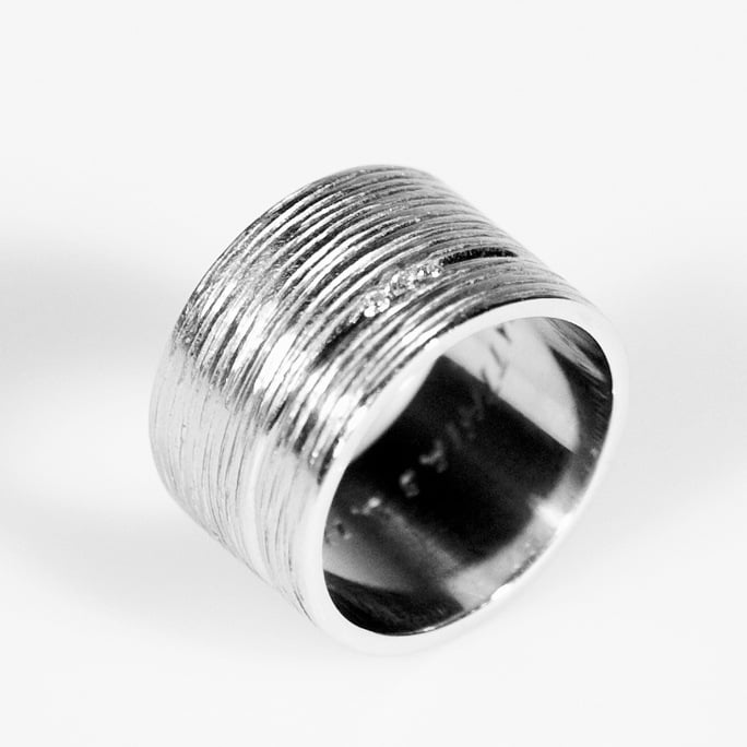 Image of Ring met lijntjes en 3 diamantjes, zilver, trouwringen, verlovingsring, Wijngaardstraat, Antwerpen