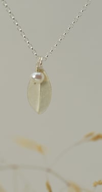 Image 1 of Single-Leaf Silver with linen texture Necklace with Semi-Precious Pearl – Fold Collection 