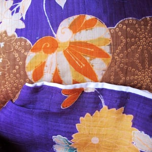 Image of Blommelilla vatteret silke kimono med chrysantemum og hjerteblade