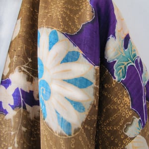Image of Blommelilla vatteret silke kimono med chrysantemum og hjerteblade