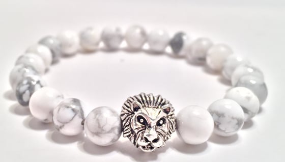 Image of Del León || Howlite Stone