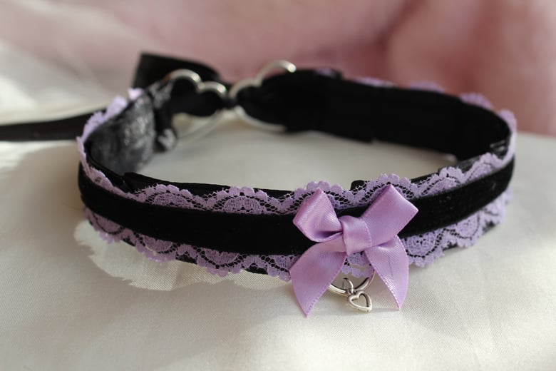 Image of Lavender Lace Collar with Heart