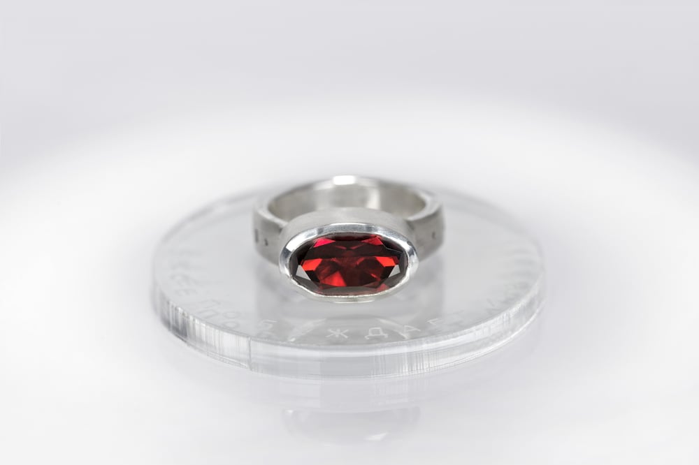 Image of "Love conquers all" silver ring with garnet · OMNIA VINCIT AMOR ·