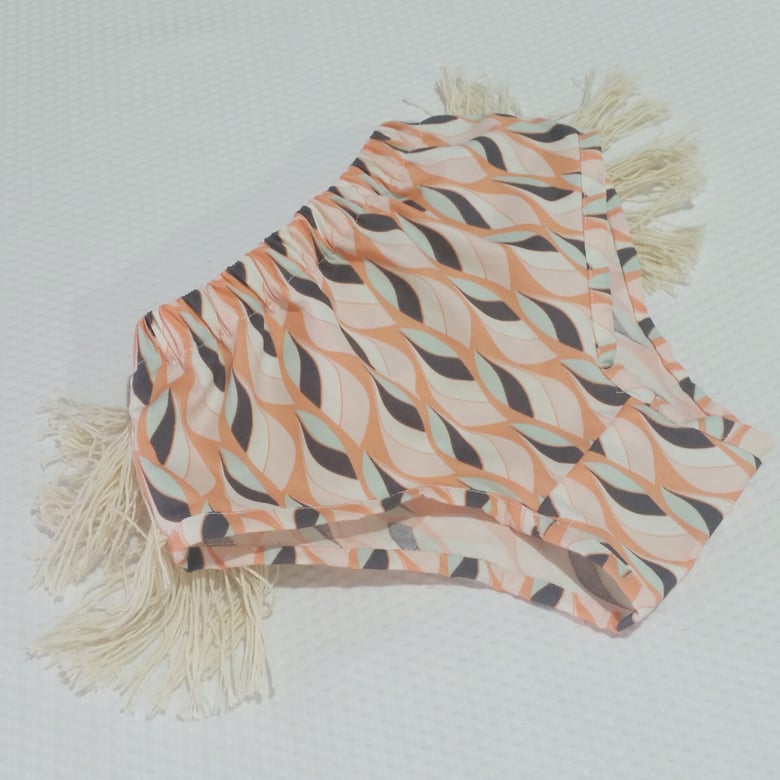 Image of Charleston Shortie - Peach Feather