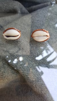 Image 1 of Cowrie shell (simple studs)