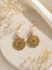 Freshwater pearl flower earrings 