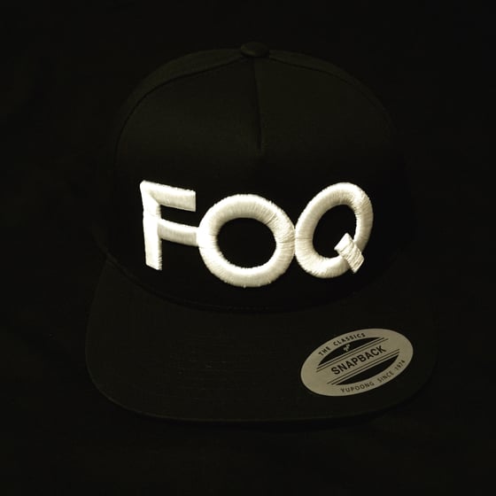 Image of 5 panel snapback black&white