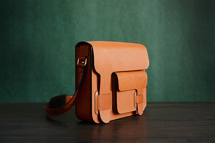 Vegetable tanned cheap leather messenger bag