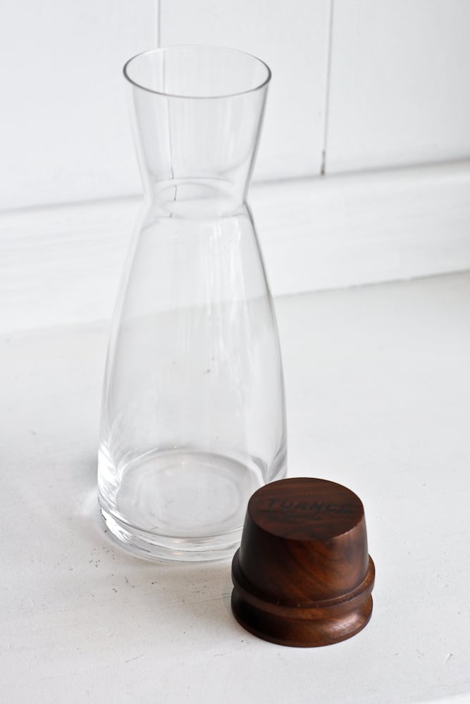 Image of Carafe with walnut stop